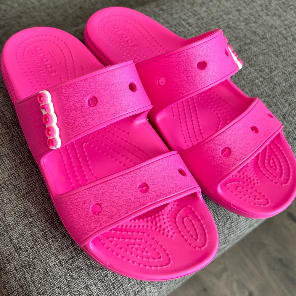 Size 8 Unisex Crocs Classic Sandal. Great condition